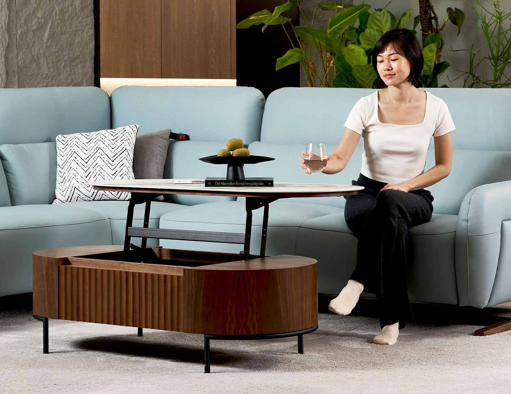 Fluto coffee table highlighting its sculptural base
