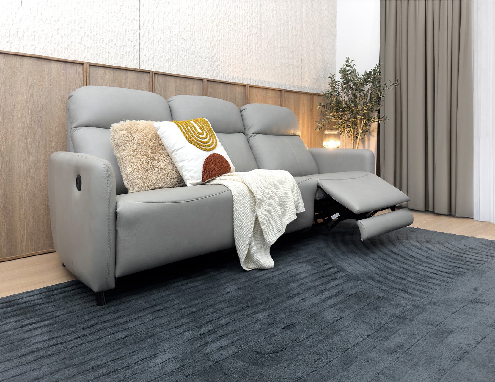 Homer leather sofa with clean lines and structured silhouette